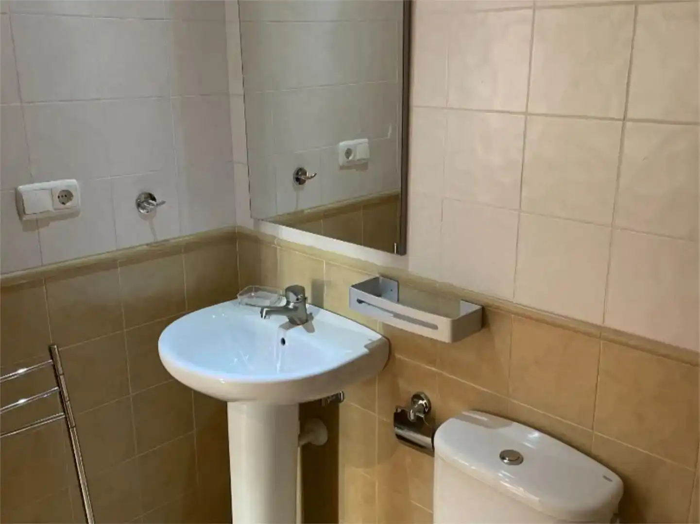 Badezimmer von Wohnung zur Miete in Castropol mit Balkon