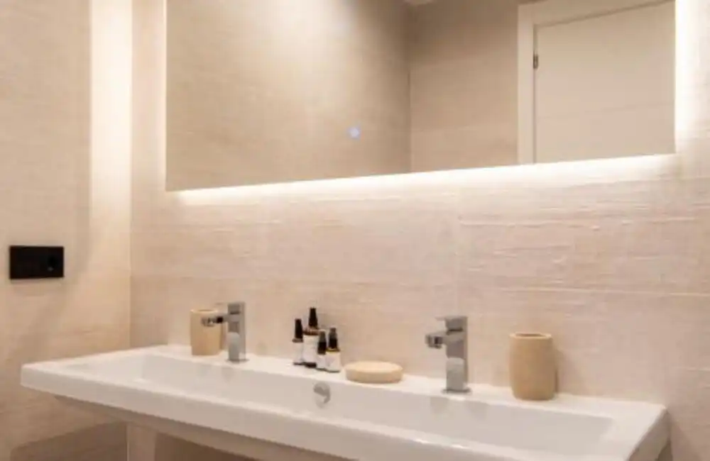 Baño de Apartamento de alquiler en Estepona con Aire acondicionado, Terraza y Piscina