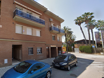 Vista exterior de Casa adosada en venda en Pineda de Mar amb Aire condicionat, Terrassa i Balcó