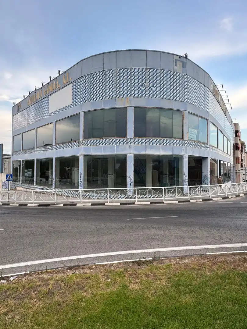 Außenansicht von Fabrikhallen zur Miete in El Real de Gandia