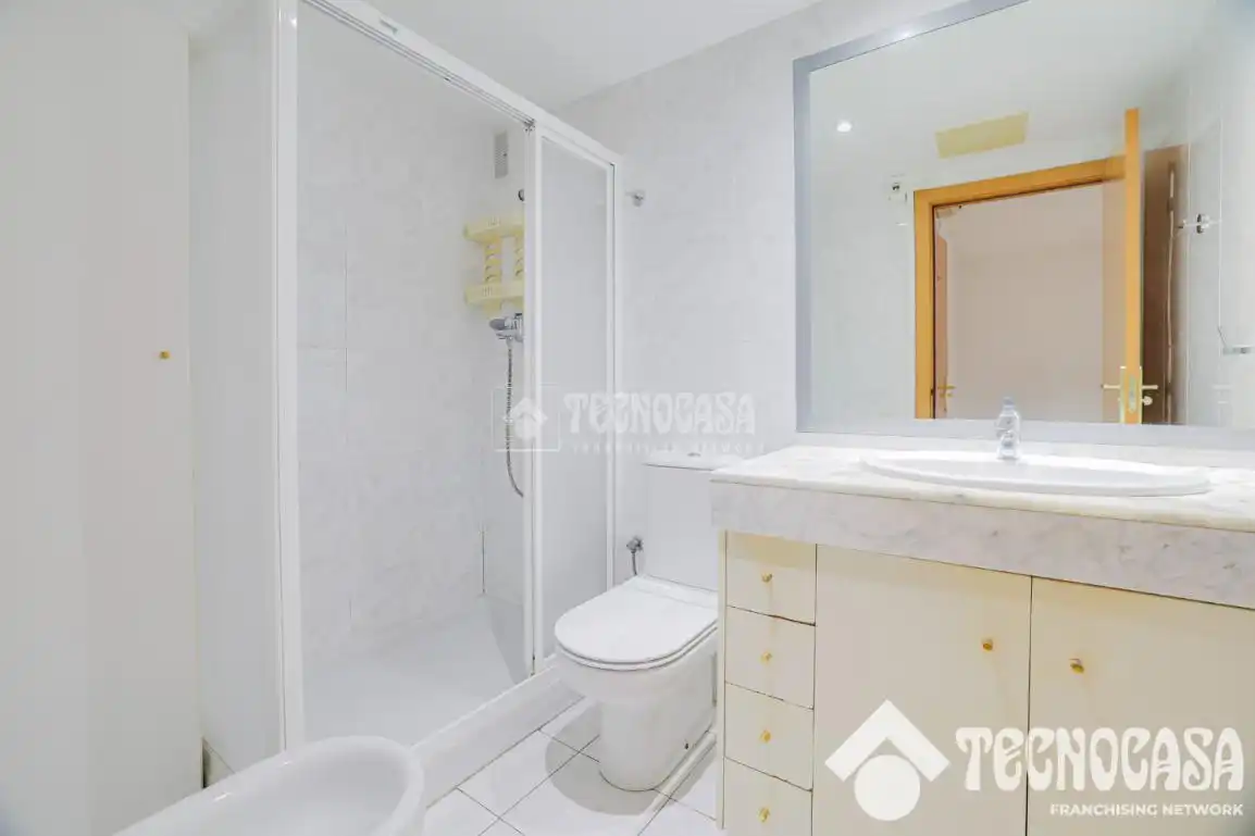 Bathroom of Flat for sale in Mataró  with Air Conditioner, Heating and Storage room