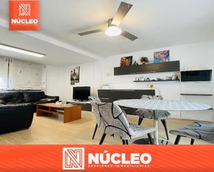 Sala d'estar de Casa adosada en venda en La Puebla de Alfindén amb Aire condicionat, Calefacció i Moblat