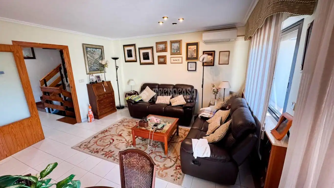 Sala de estar de Casa adosada en venta en Zaragoza con Aire acondicionado, Terraza y Piscina comunitaria