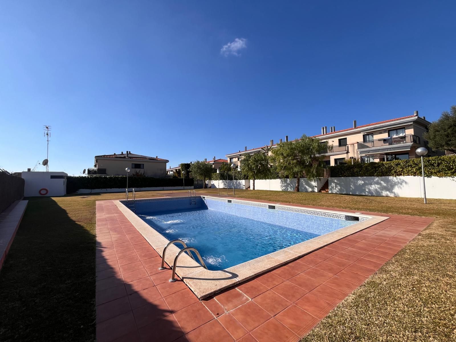 Piscina de Casa adosada en venda en Vilanova i la Geltrú amb Calefacció, Jardí privat i Terrassa