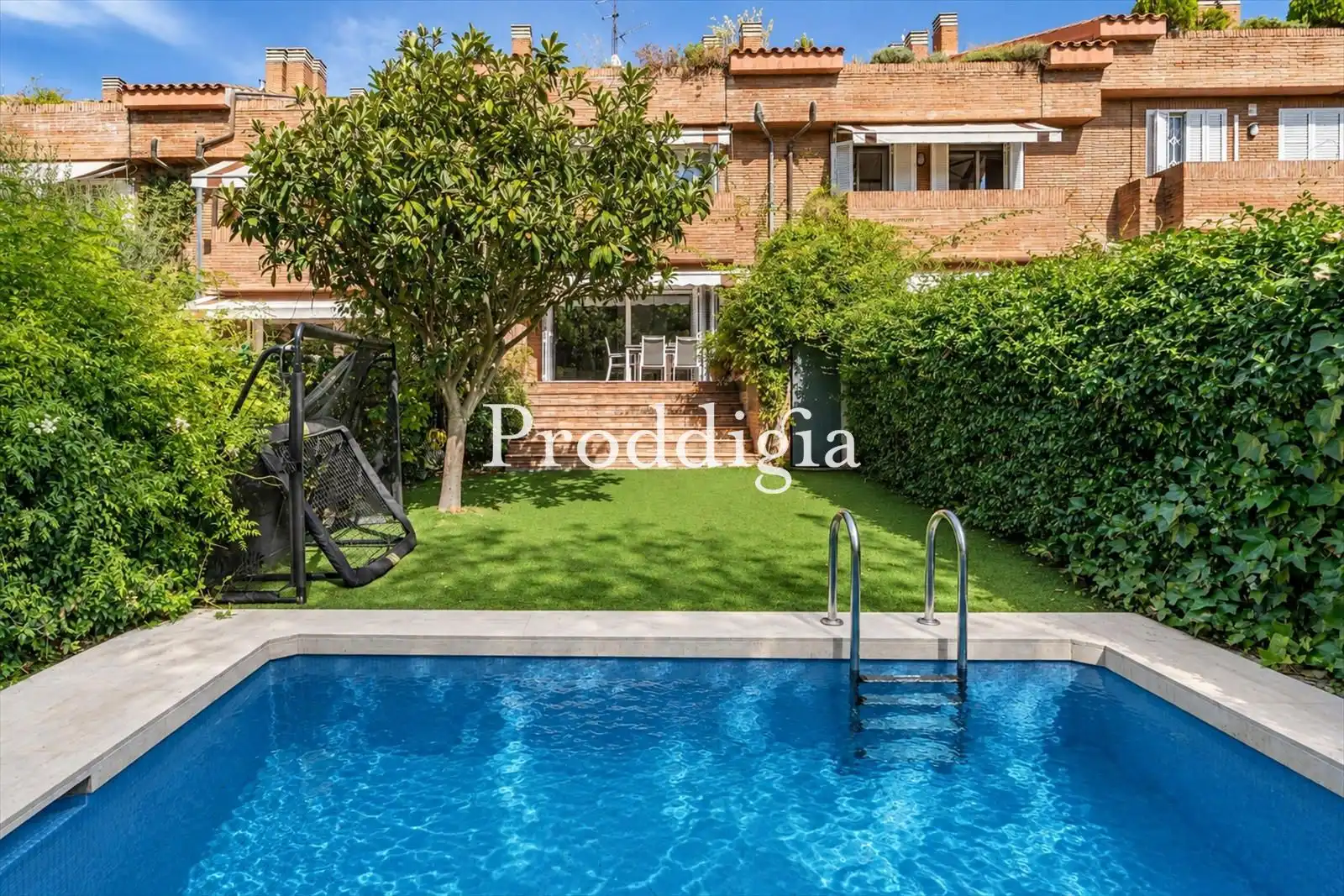 Casa a schiera con piscina in vendita a Parc Central