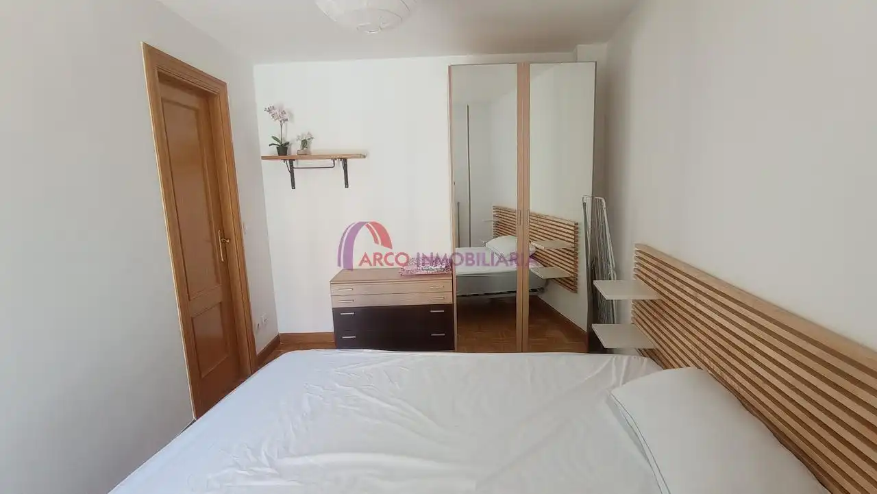 Dormitori de Apartament en venda en Burgos amb Calefacció i Balcó