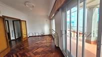 Sala d'estar de Àtic en venda en Vigo  amb Calefacció, Parquet i Terrassa