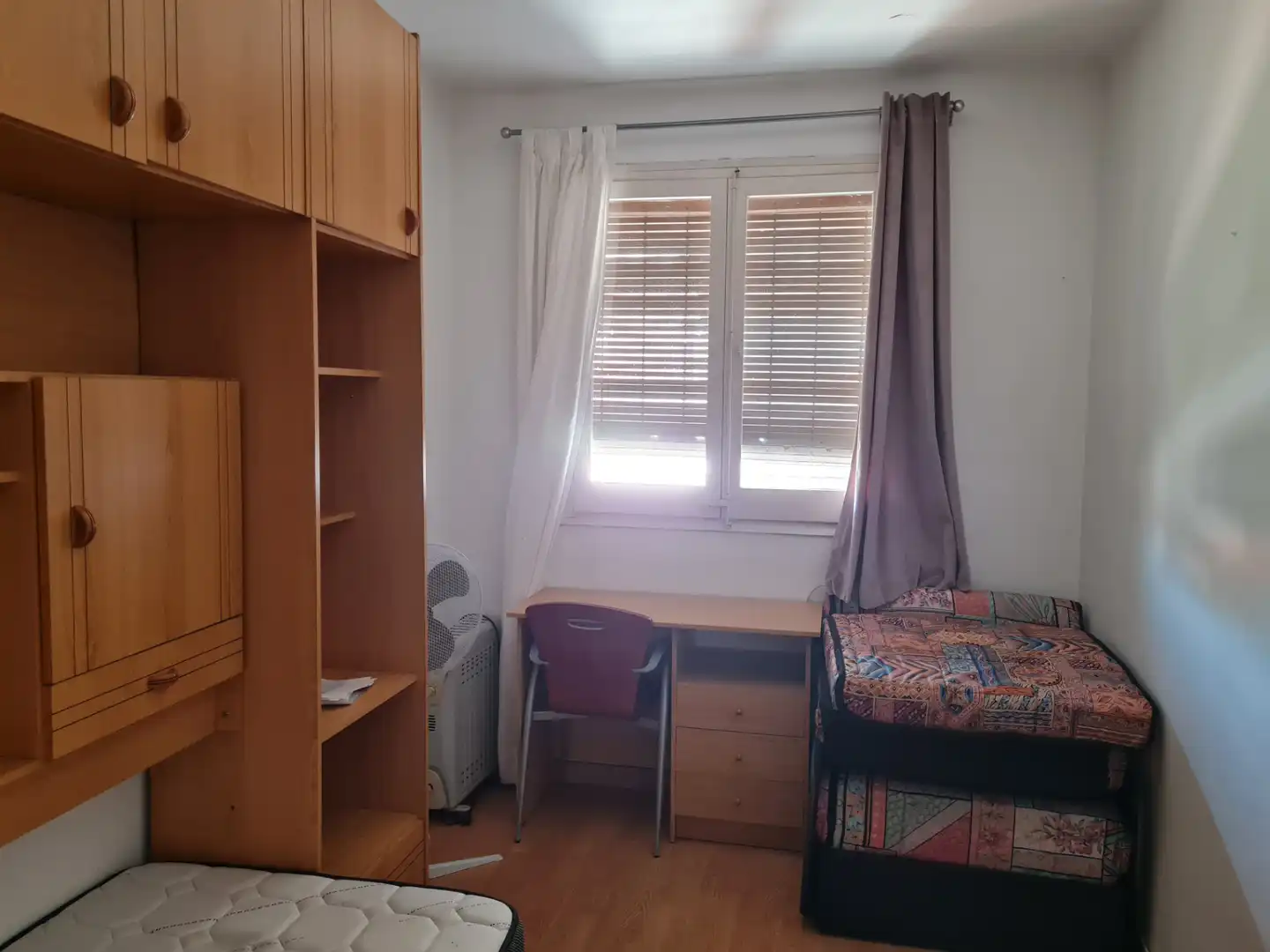 Dormitori de Pis de lloguer en Girona amb Aire condicionat, Calefacció i Parquet