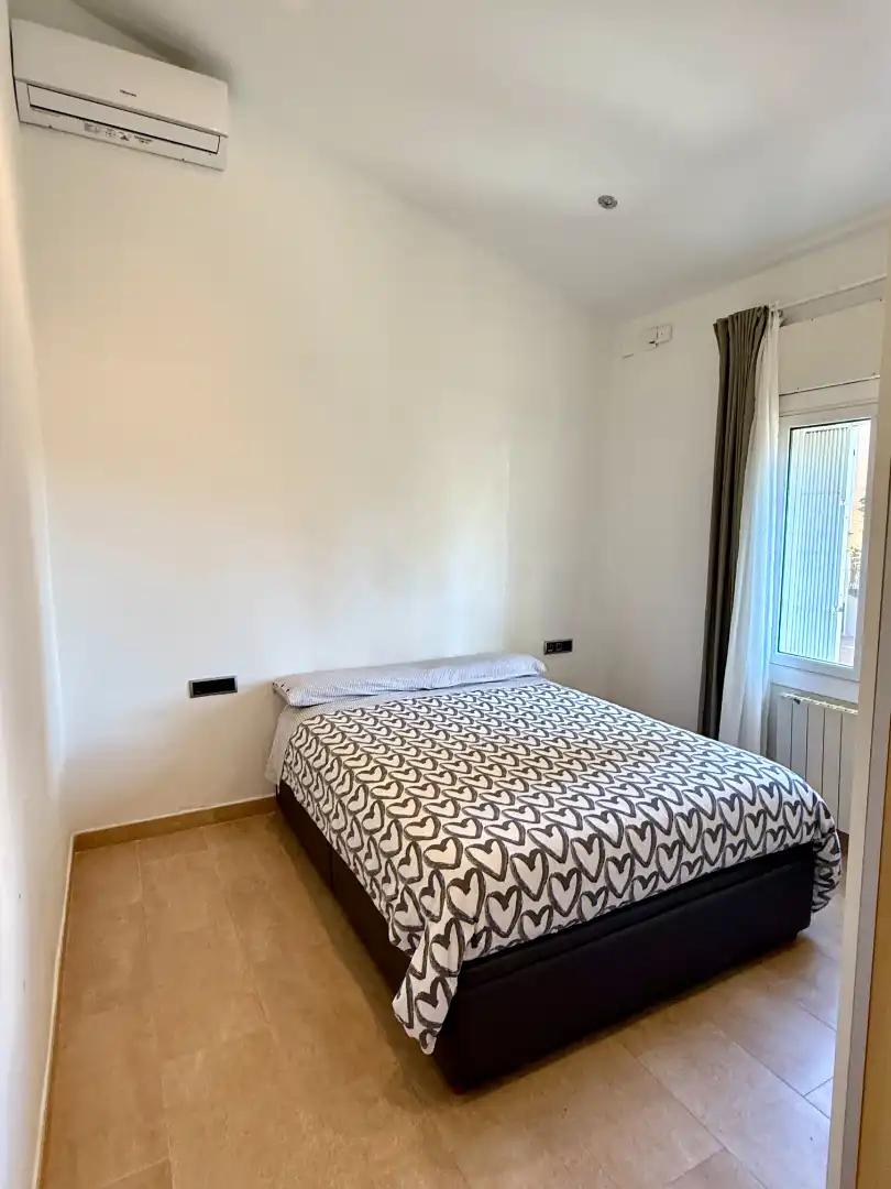 Habitación de Casa adosada en venta en Barcelona con Aire acondicionado, Calefacción y Jardín privado