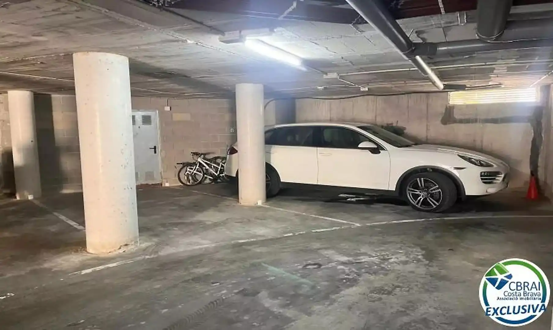 Aparcament de Apartament en venda en Roses amb Aire condicionat, Calefacció i Terrassa