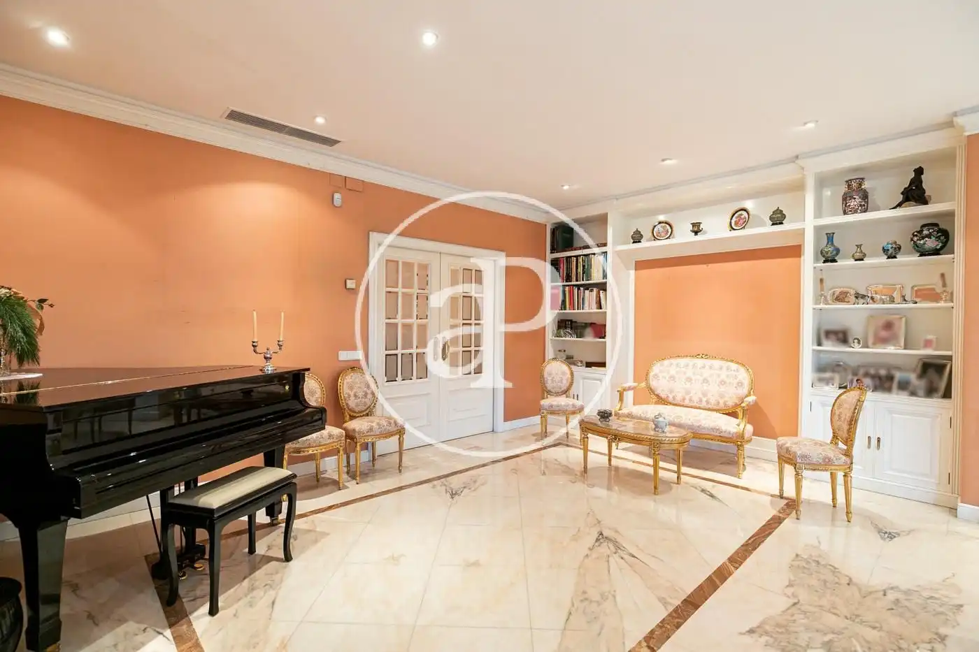 Wohnzimmer von Einfamilien-Reihenhaus zum Verkauf in Barcelona mit Klimaanlage, Heizung und Privatgarten