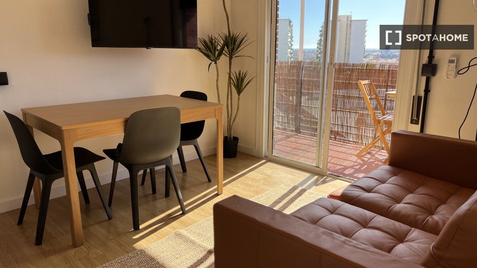 Sala d'estar de Pis de lloguer en L'Hospitalet de Llobregat amb Aire condicionat, Calefacció i Moblat