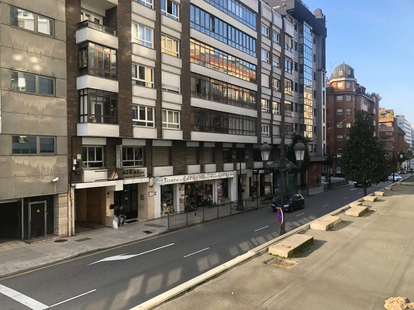 Vista exterior de Oficina en venda en Oviedo  amb Calefacció i Moblat