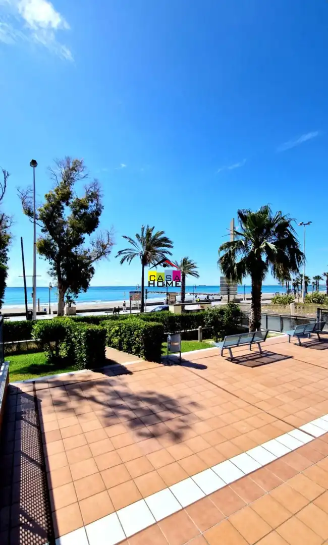 Vista exterior de Apartament en venda en Benicasim / Benicàssim amb Aire condicionat, Terrassa i Traster