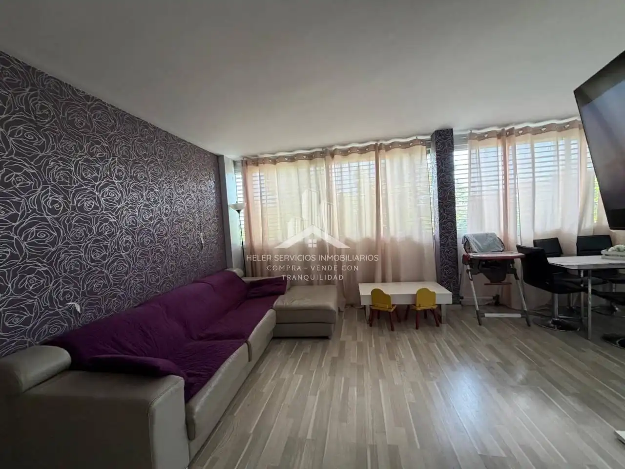 Sala de estar de Piso en venta en Castellón de la Plana / Castelló de la Plana con Balcón y Alarma