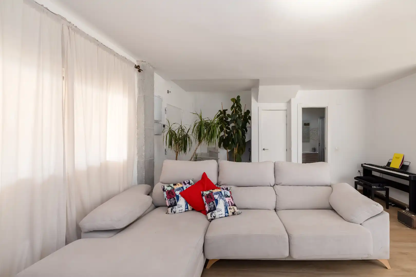 Sala de estar de Casa adosada en venta en Málaga con Aire acondicionado, Calefacción y Jardín privado