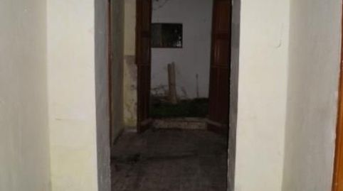 Casa compuesta por: Casa con proyecto echo para tres plantas, la casa es vieja, tiene 3 dormitorios, cocina, salón-comedor y patio