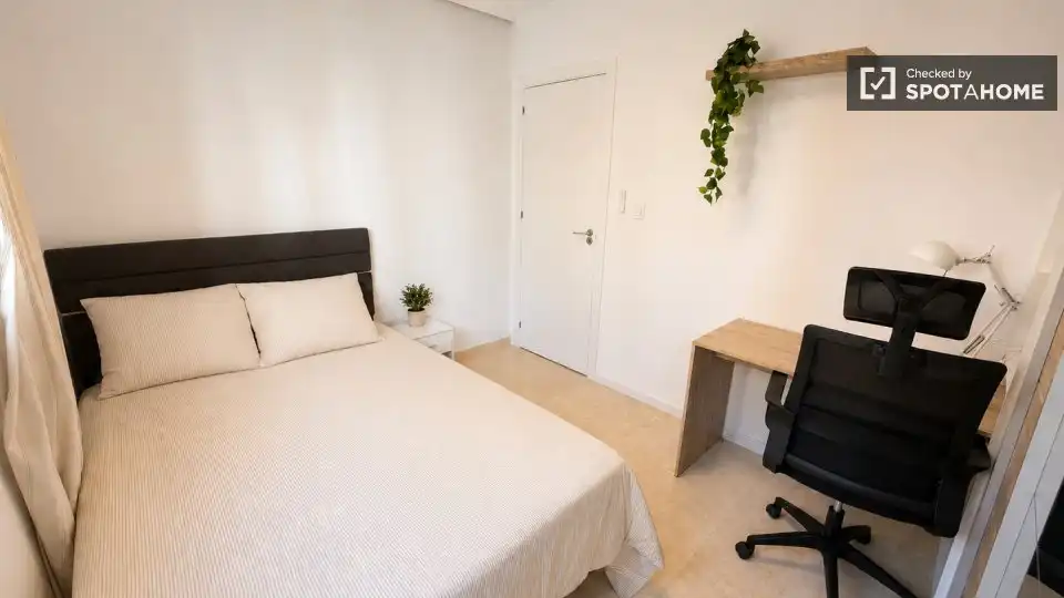 Bedroom of Flat for share in Valencia  with Air Conditioner, Heating and Furnished