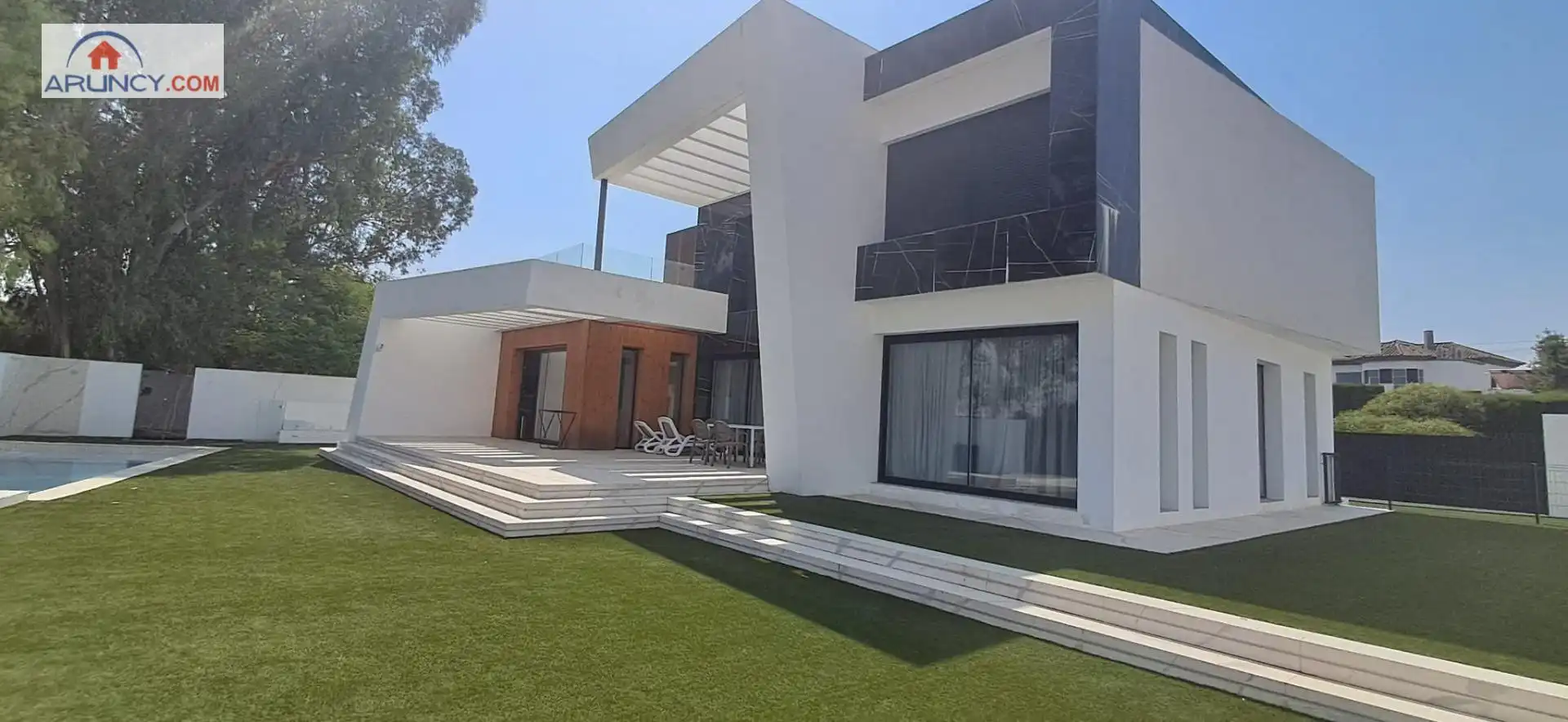 Vista exterior de Casa o xalet de lloguer en Montequinto amb Aire condicionat, Jardí privat i Piscina