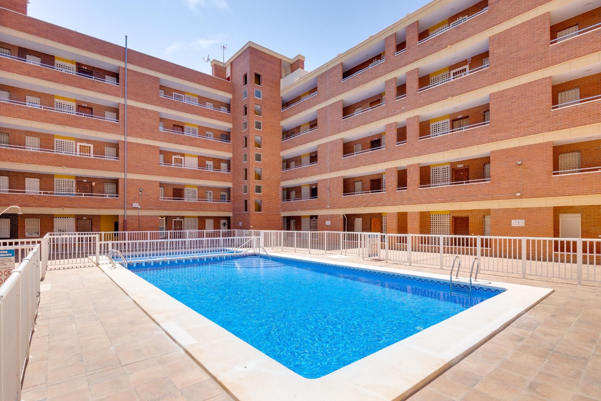Piscina de Apartament en venda en Torrevieja amb Aire condicionat, Terrassa i Balcó