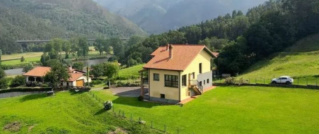 Vista exterior de Casa o xalet en venda en Ribadesella amb Calefacció, Jardí privat i Traster
