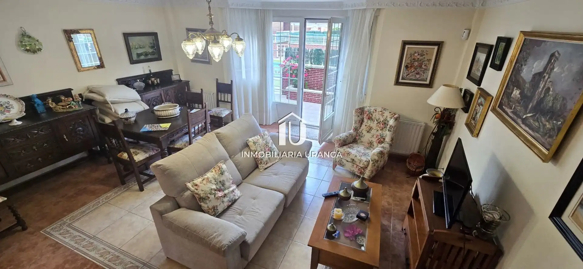 Sala d'estar de Casa o xalet en venda en Laredo amb Calefacció, Terrassa i Moblat