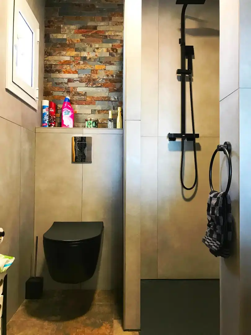 Badezimmer von Dachboden zum Verkauf in Roses mit Klimaanlage und Terrasse