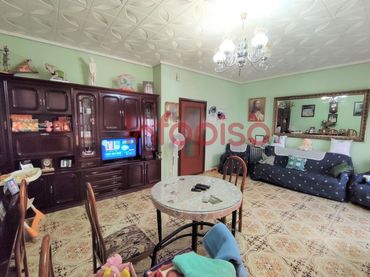 Casa amb balcó en venda a Valdepeñas