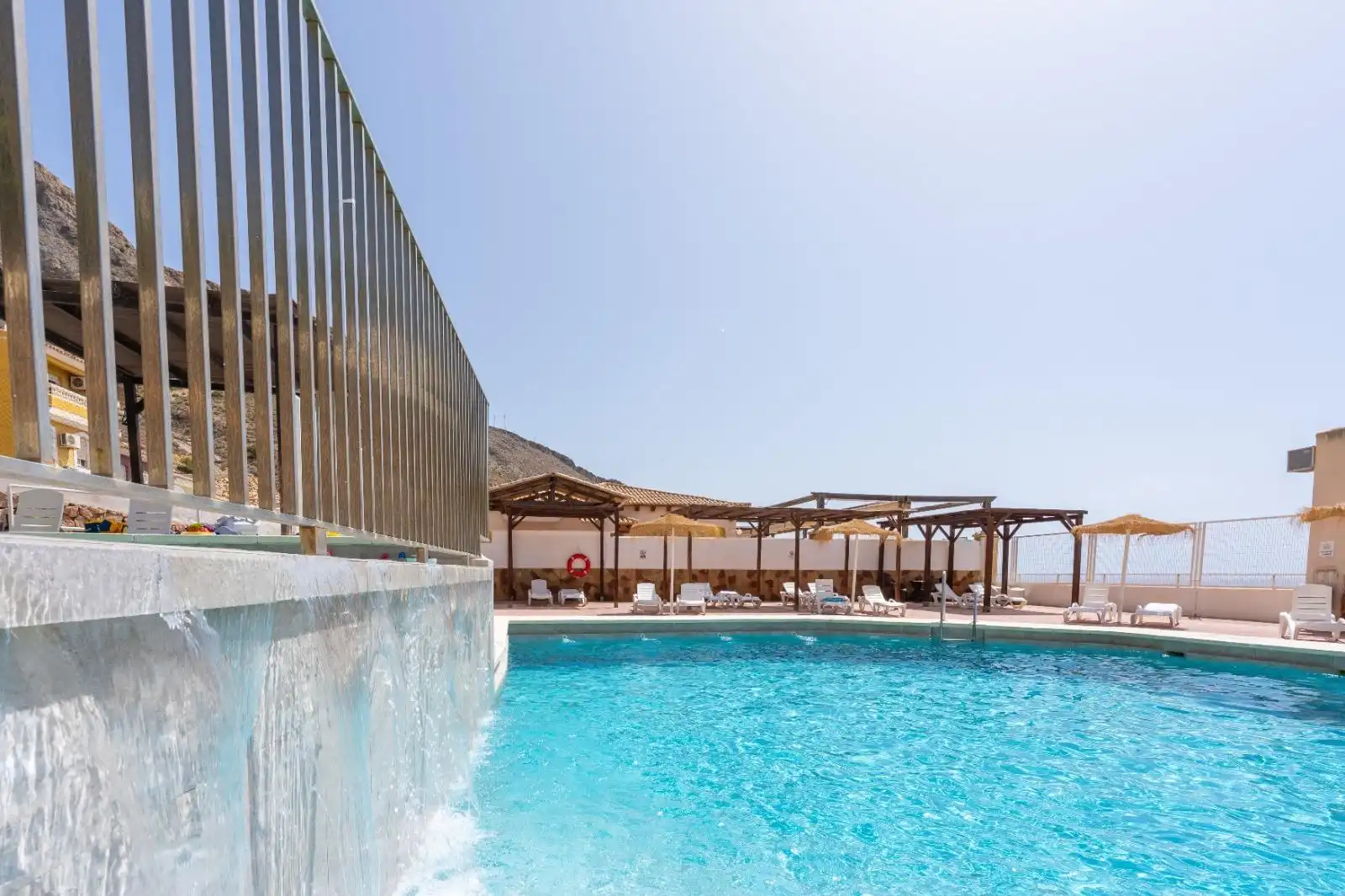 Piscina de Piso en venta en Roquetas de Mar con Aire acondicionado, Terraza y Amueblado