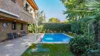 Piscina de Casa o xalet en venda en  Madrid Capital amb Aire condicionat, Jardí privat i Terrassa