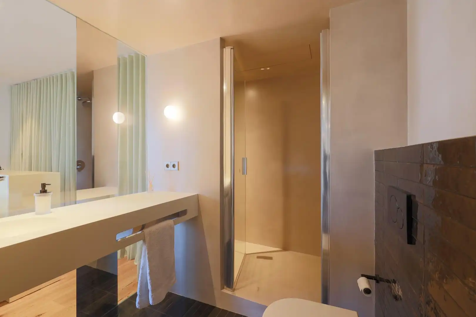 Badezimmer von Wohnung zum Verkauf in L'Hospitalet de Llobregat mit Klimaanlage, Heizung und Parkett