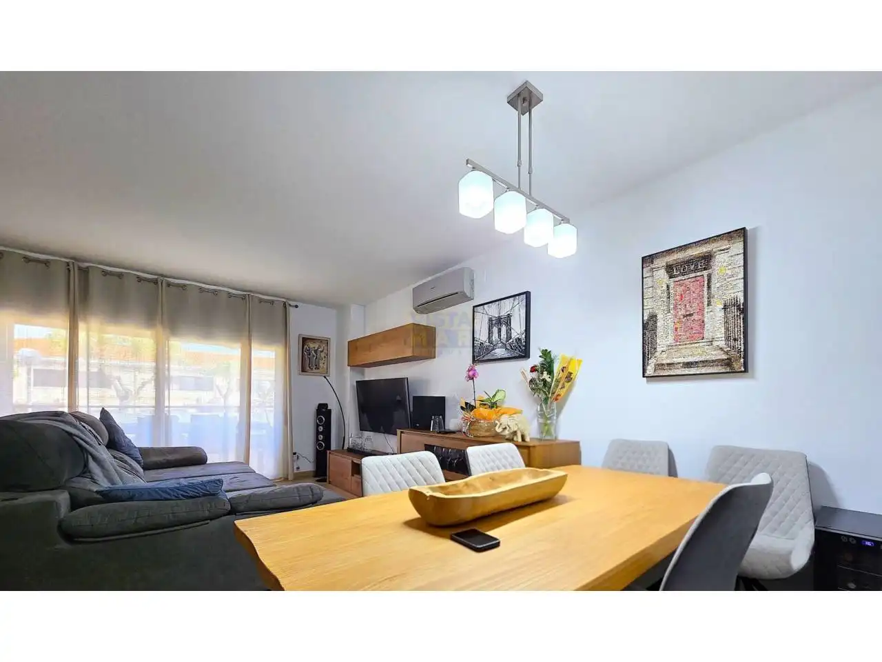 Sala de estar de Casa adosada en venta en Vilanova i la Geltrú con Aire acondicionado, Calefacción y Jardín privado