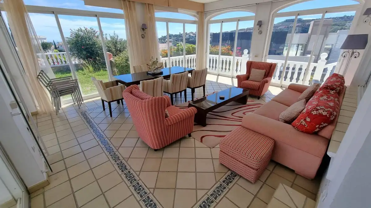 Sala d'estar de Casa o xalet de lloguer en Benahavís amb Aire condicionat, Jardí privat i Terrassa