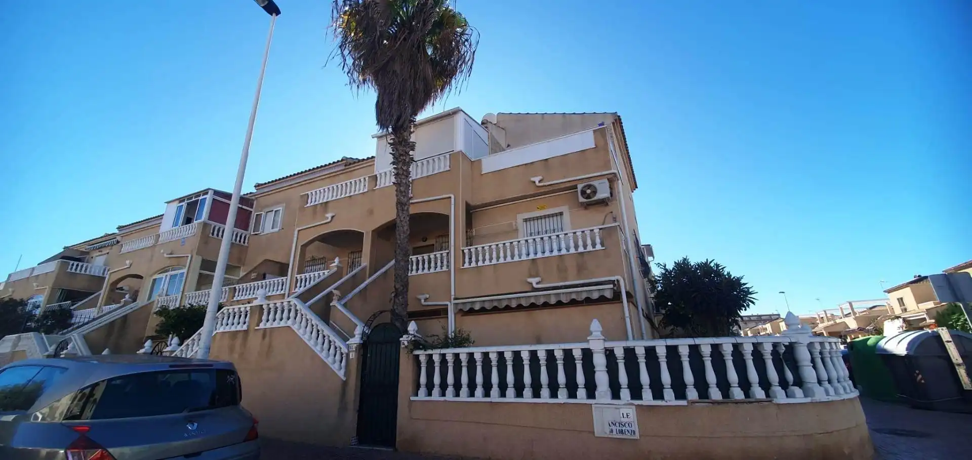Vista exterior de Casa o chalet de alquiler en Torrevieja con Terraza, Amueblado y Balcón