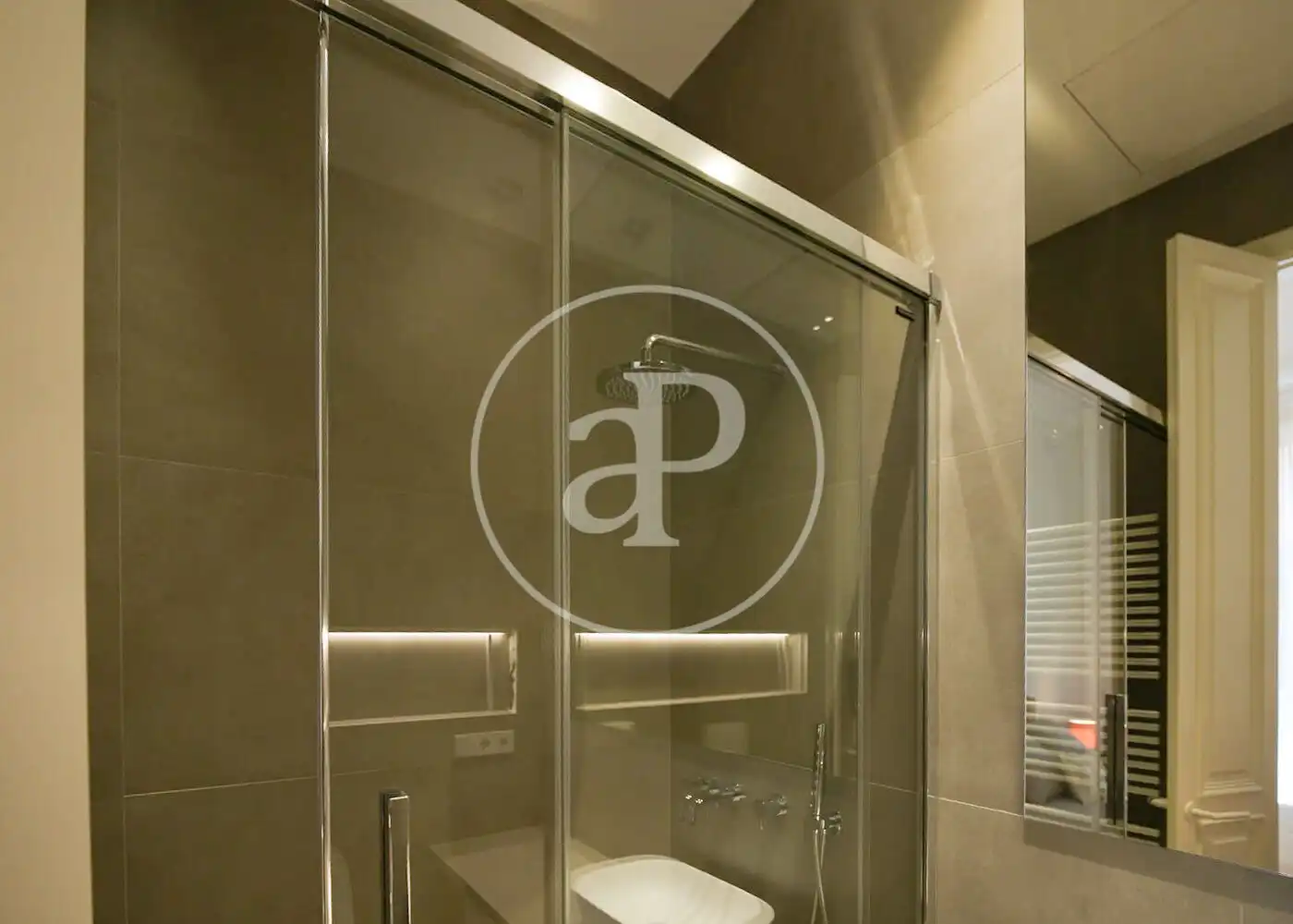 Baño de Piso de alquiler en Barcelona con Aire acondicionado, Calefacción y Amueblado