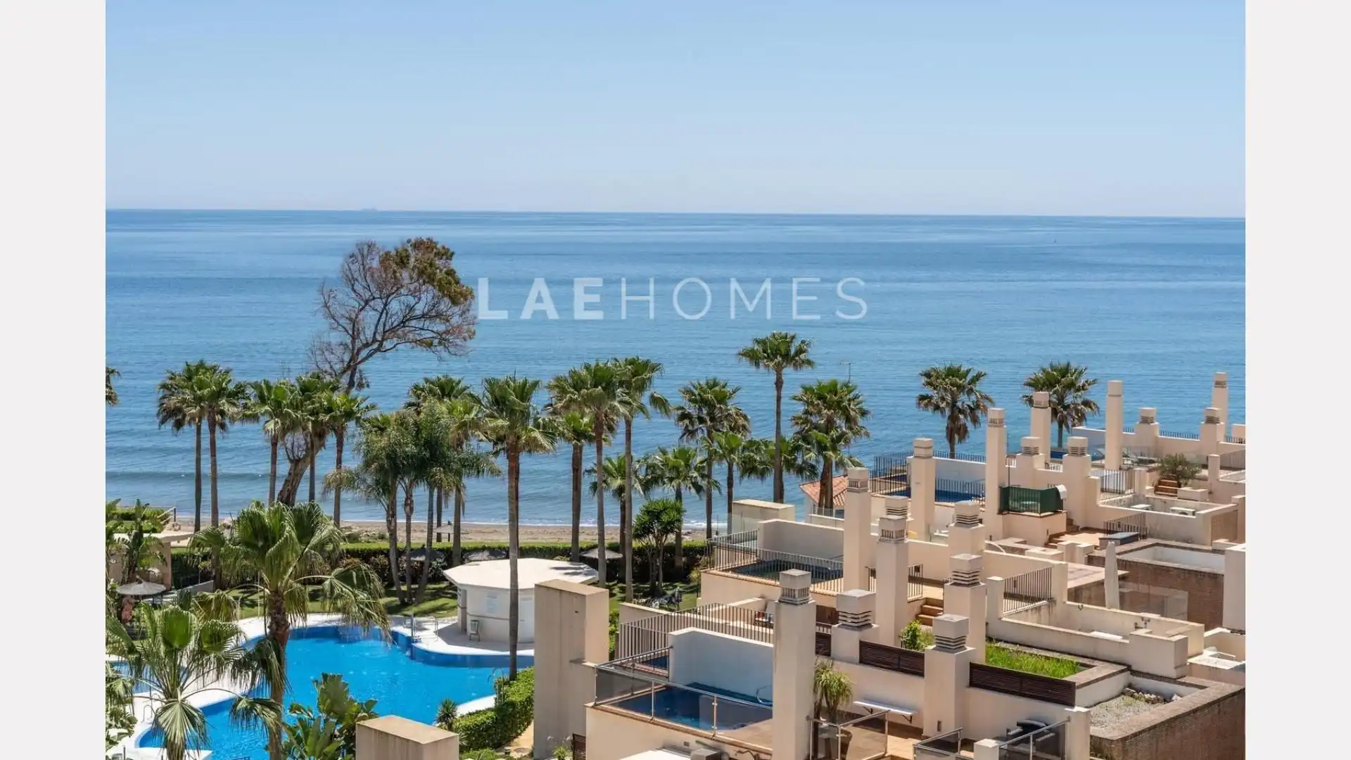 Außenansicht von Dachboden zum Verkauf in Estepona mit Privatgarten, Terrasse und Abstellraum