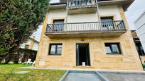 Außenansicht von Haus oder Chalet zum verkauf in Santa Cruz de Bezana mit Terrasse und Balkon