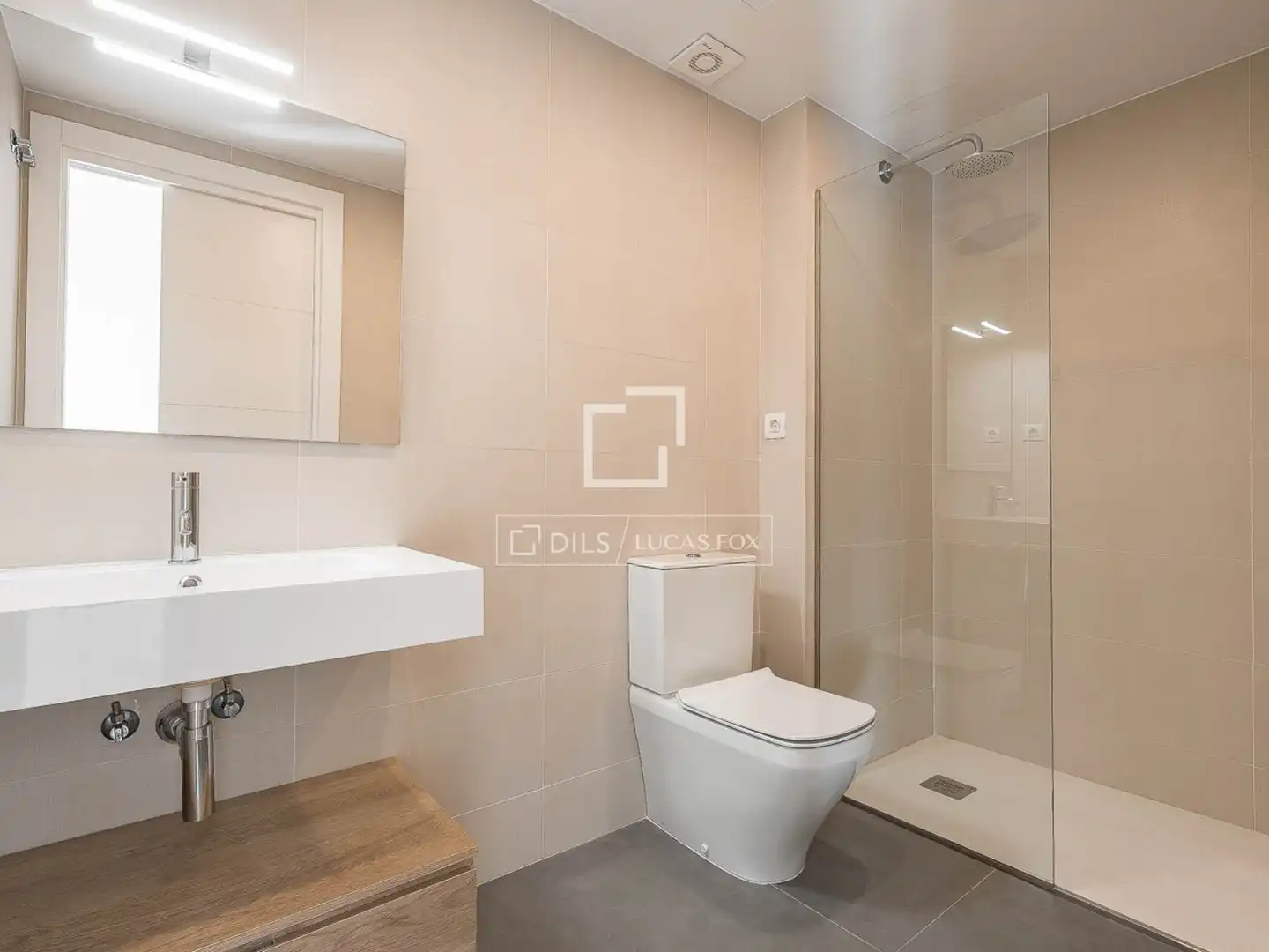 Badezimmer von Dachboden zum Verkauf in Barcelona mit Klimaanlage, Heizung und Schwimmbad