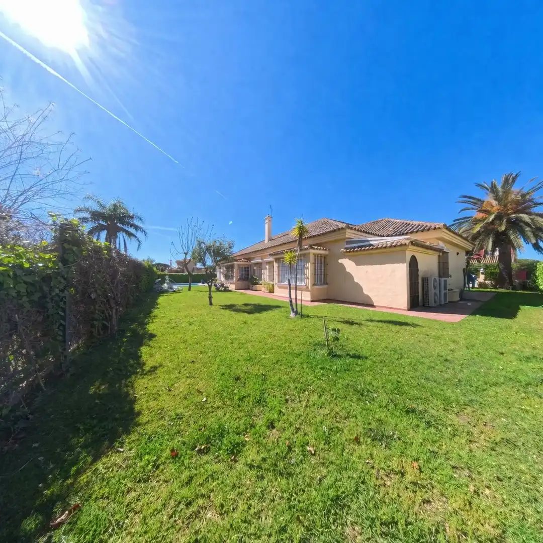 Vista exterior de Casa o xalet en venda en Chiclana de la Frontera amb Aire condicionat, Jardí privat i Traster