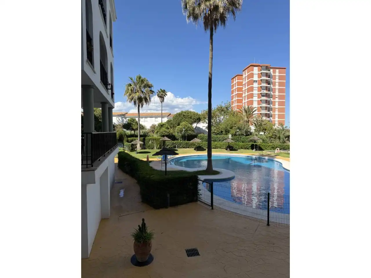 Vista exterior de Apartamento de alquiler en Manilva con Terraza, Amueblado y Alarma