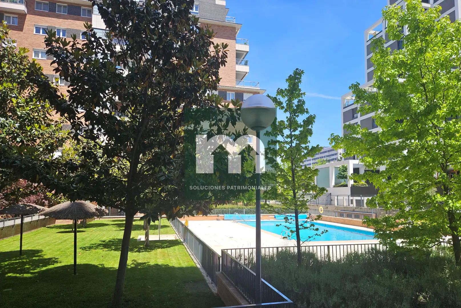 Swimming pool of Flat for sale in Madrid  with Air Conditioner, Heating and Storage room