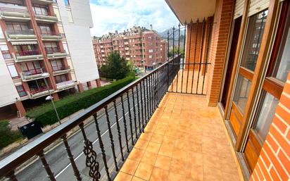 Vista exterior de Pis en venda en Castro-Urdiales amb Calefacció, Parquet i Terrassa