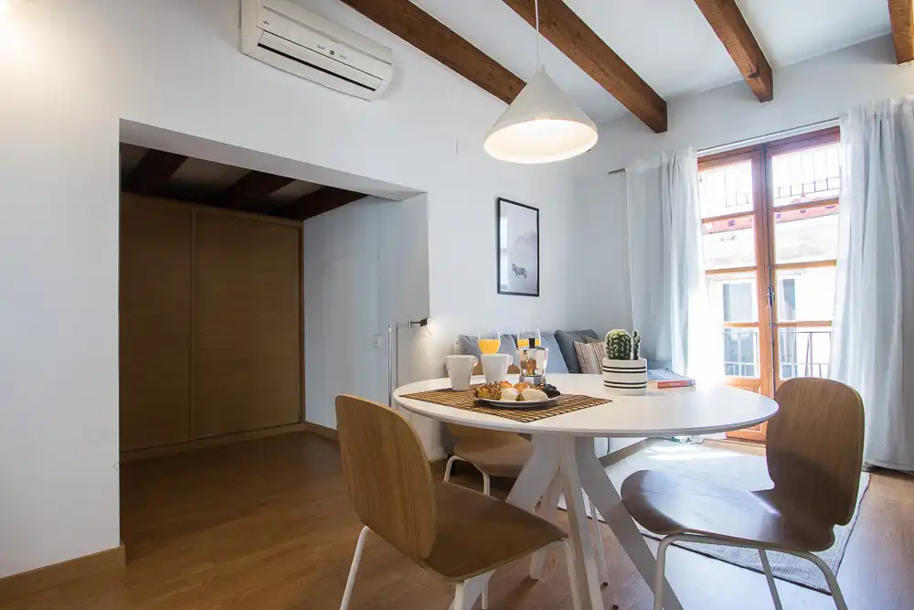 Dining room of Study for rent in Valencia  with Air Conditioner, Heating and Parquet flooring