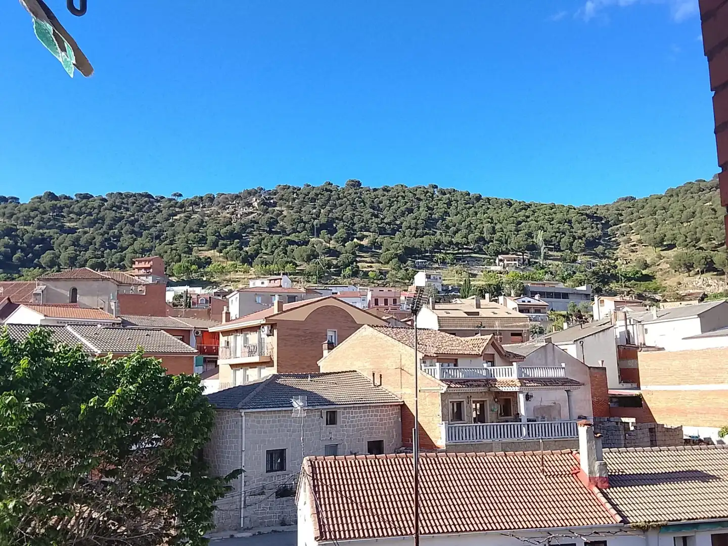 Außenansicht von Wohnung zum Verkauf in El Hoyo de Pinares  mit Heizung, Terrasse und Abstellraum