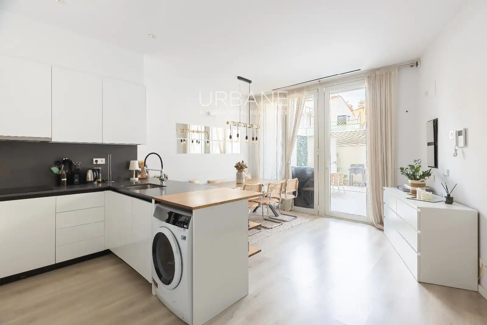 Exterior view of Flat for sale in Barcelona  with Air Conditioner, Heating and Terrace