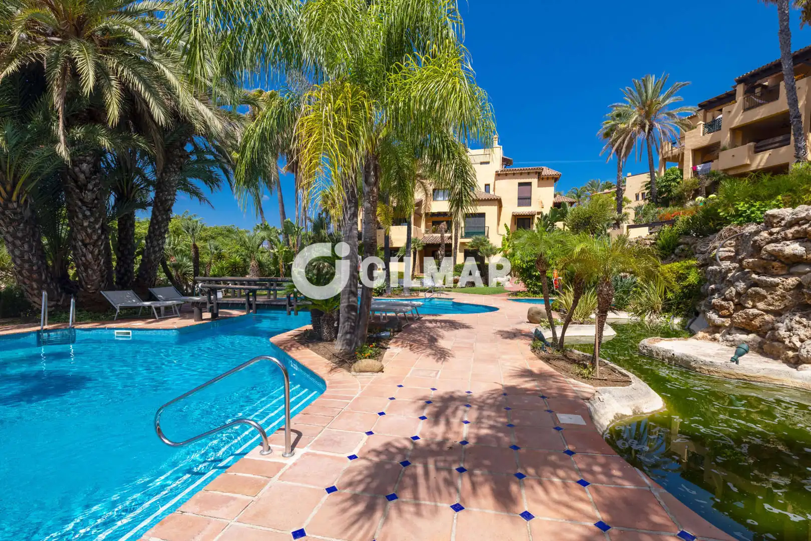 Jardí de Dúplex en venda en Estepona amb Calefacció, Jardí privat i Traster