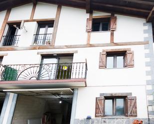 Vista exterior de Casa adosada en venda en Orendain amb Jardí privat i Terrassa