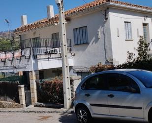 Vista exterior de Casa o xalet en venda en El Hoyo de Pinares  amb Piscina