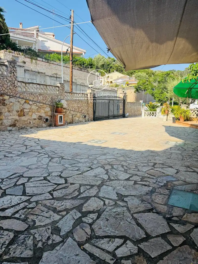 Vista exterior de Casa o xalet en venda en Arenys de Munt amb Calefacció, Terrassa i Moblat