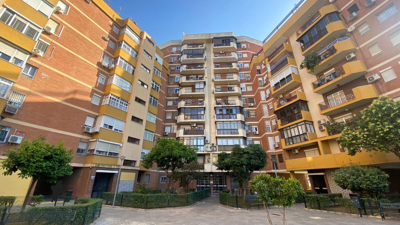 Exterior view of Flat for sale in  Sevilla Capital  with Air Conditioner, Parquet flooring and Community pool